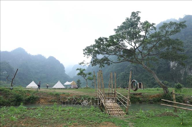 Trong ảnh: Phong cảnh thơ mộng bên hồ Nong Dùng. Ảnh: Anh Tuấn – TTXVN