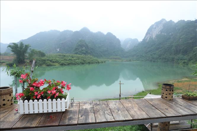 Trong ảnh: Hồ Nong Dùng nước trong xanh, mát lành, phong cảnh thơ mộng, hùng vĩ. Ảnh: Anh Tuấn – TTXVN 