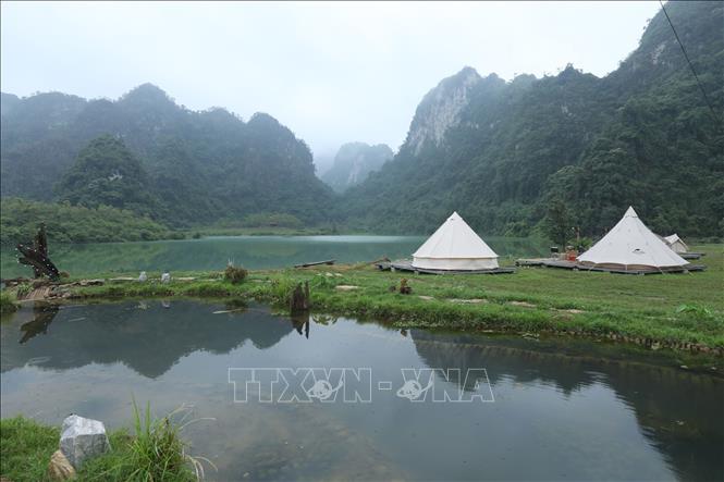Trong ảnh: Du khách cắm trại nghỉ dưỡng quanh hồ Nong Dùng. Ảnh: Anh Tuấn – TTXVN