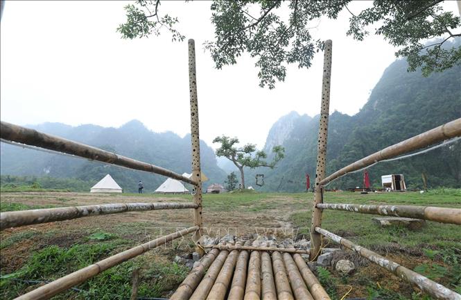 Trong ảnh: Phong cảnh thơ mộng bên hồ Nong Dùng. Ảnh: Anh Tuấn – TTXVN