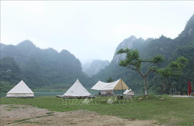 Trong ảnh: Du khách cắm trại nghỉ dưỡng quanh hồ Nong Dùng. Ảnh: Anh Tuấn – TTXVN
