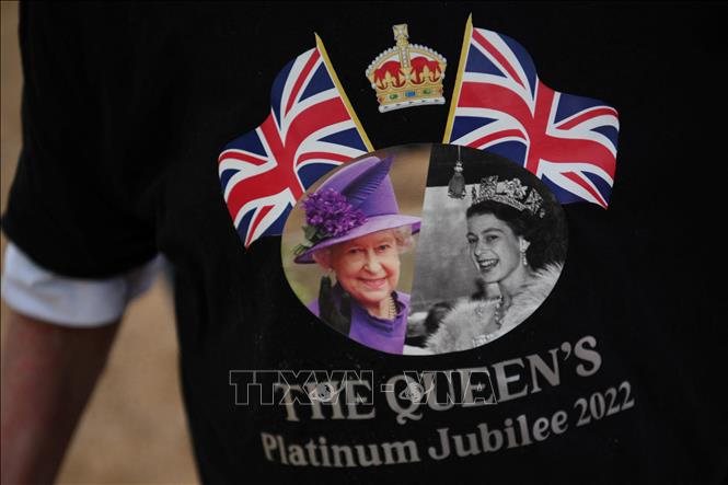 Trong ảnh: Người dân mặc áo in hình Nữ hoàng Anh Elizabeth II để chào đón Đại lễ Bạch kim kỷ niệm 70 năm Nữ hoàng lên ngôi, tại London ngày 1/6/2022. Ảnh: AFP/ TTXVN