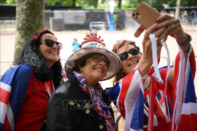 Trong ảnh: Người dân chào đón Đại lễ Bạch kim kỷ niệm 70 năm Nữ hoàng Elizabeth II lên ngôi, tại London, Anh, ngày 1/6/2022. Ảnh: AFP/ TTXVN