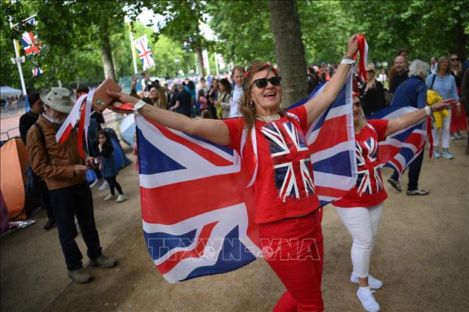 Trong ảnh: Người dân chào đón Đại lễ Bạch kim kỷ niệm 70 năm Nữ hoàng Elizabeth II lên ngôi, tại London, Anh, ngày 1/6/2022. Ảnh: AFP/ TTXVN