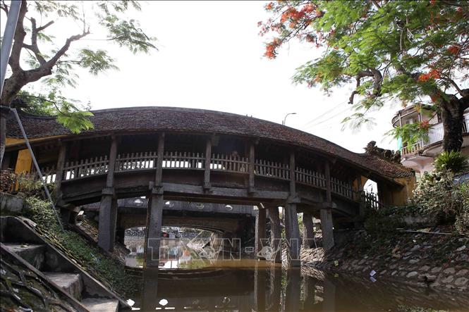 Trong ảnh: Cầu ngói chợ Lương bắc ngang qua con sông tại xã Hải Anh, huyện Hải Hậu. Ảnh: Công Luật - TTXVN