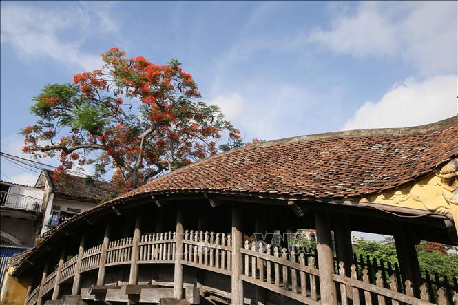 Trong ảnh: Cầu chợ Lương với mái ngói nam, tựa dáng rồng bay. Ảnh: Công Luật - TTXVN