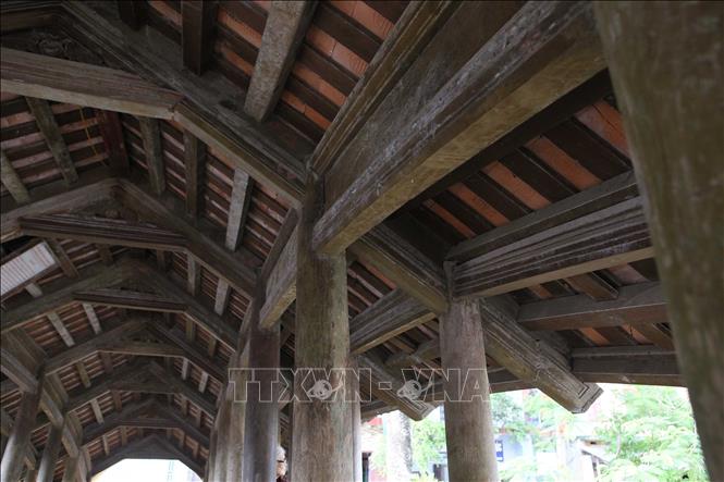 Trong ảnh: Phía trong cầu gồm 66 thanh gỗ lim ghép lại nằm trên hàng dầm uốn cong. Ảnh: Công Luật - TTXVN
