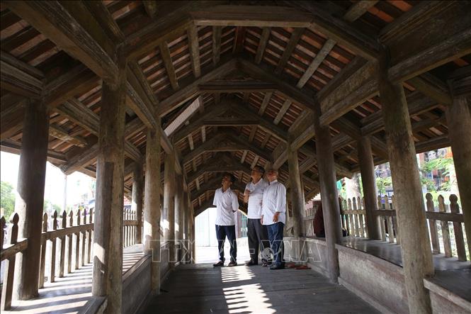 Trong ảnh: Cầu ngói chợ Lương ngày càng thu hút nhiều khách du lịch. Ảnh: Công Luật - TTXVN

