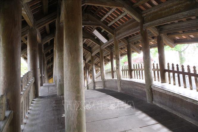Trong ảnh: Hai bên lòng cầu là 2 dãy hành lang uốn cong theo thành cầu. Ảnh: Công Luật - TTXVN
