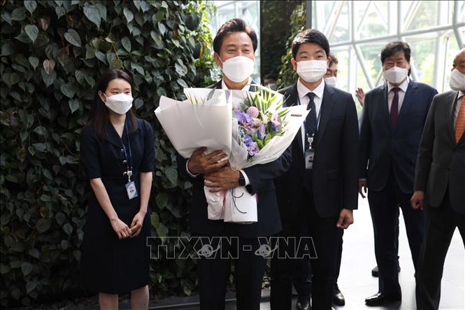 Trong ảnh: Ông Oh Se-hoon (thứ 2, trái) tái đắc cử Thị trưởng Seoul, Hàn Quốc. Ảnh: Yonhap/TTXVN