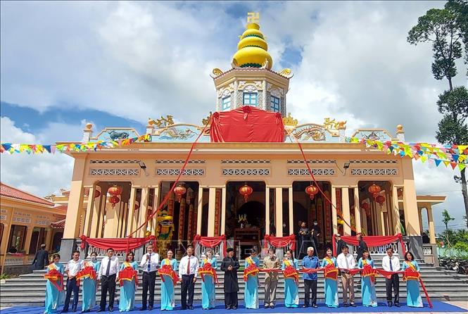 Trong ảnh: Nghi thức cắt băng khánh thành công trình trùng tu, tôn tạo Di tích Chùa Tam Bửu (giai đoạn 1). Ảnh: Công Mạo-TTXVN