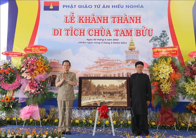 Trong ảnh: Bí thư Tỉnh ủy An Giang Lê Hồng Quang (trái) tặng quà chúc mừng Ban Trị sự Trung ương Phật hội Tứ Ân Hiếu Nghĩa tại Lễ khánh thành. Ảnh: Công Mạo-TTXVN