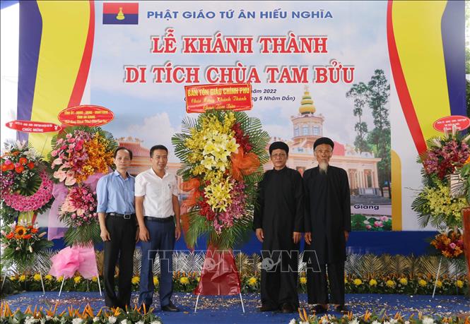 Trong ảnh: Đại diện Ban Tôn Giáo Chính phủ tặng hoa chúc mừng Ban Trị sự Trung ương Phật hội Tứ Ân Hiếu Nghĩa tại Lễ khánh thành. Ảnh: Công Mạo-TTXVN