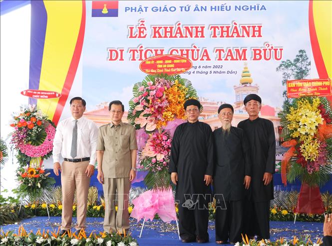 Trong ảnh: Lãnh đạo tỉnh An Giang tặng hoa chúc mừng Ban Trị sự Trung ương Phật hội Tứ Ân Hiếu Nghĩa tại Lễ khánh thành. Ảnh: Công Mạo-TTXVN
