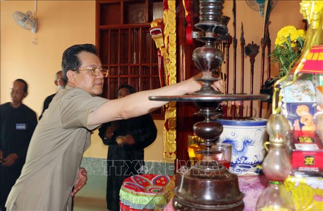 Trong ảnh: Bí thư Tỉnh ủy An Giang Lê Hồng Quang dâng hương tại Chùa Tam Bửu. Ảnh: Công Mạo-TTXVN