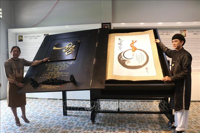 Quyển sách thư pháp 