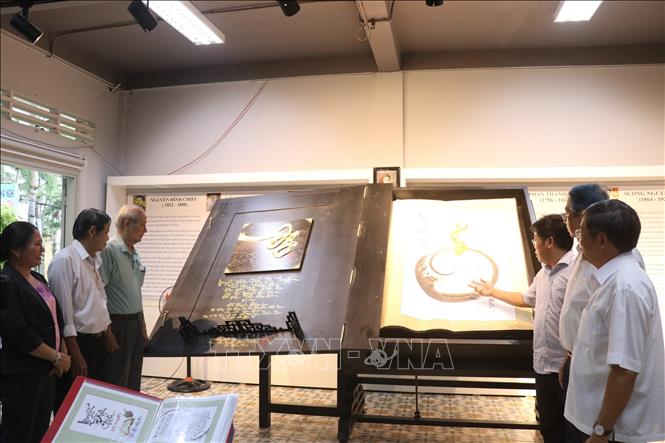 Quyển sách thư pháp 