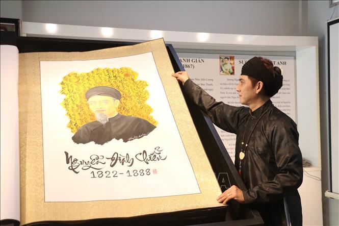 Nội dung quyển sách gồm 2 phần chính là Nguyễn Đình Chiểu danh tác (các tác phẩm của cụ Đồ) và Ngưỡng vọng Nguyễn Đình Chiểu (tuyển tập thơ của các thế hệ sau viết về Nguyễn Đình Chiểu). Ảnh: Chương Đài - TTXVN