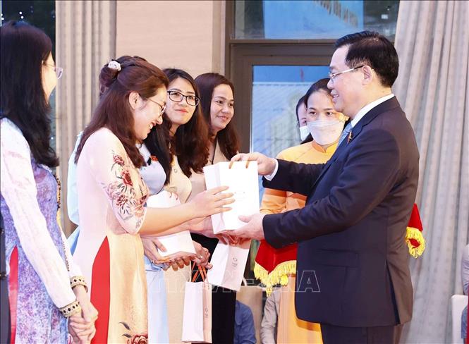 National Assembly Chairman Vuong Dinh Hue presents souvenirs to the group. VNA Photo: Doãn Tấn