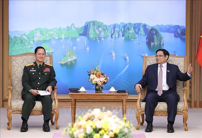Prime Minister Pham Minh Chinh (R) and Lt. Gen. Khamliang Outhakaysone, Deputy Minister of National Defence and Chief of the General Staff of the Lao People’s Army. VNA Photo: Dương Giang