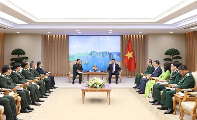 Prime Minister Pham Minh Chinh (R) and Lt. Gen. Khamliang Outhakaysone, Deputy Minister of National Defence and Chief of the General Staff of the Lao People’s Army. VNA Photo: Dương Giang