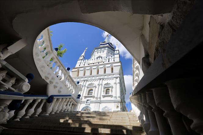 Trong ảnh: Điện Kremlin Izmailovo nằm trên một ngọn đồi, được bao quanh bởi một bức tường đá với cổng vào, tháp đá trắng giống như một pháo đài. Khu phức hợp này thường được gọi là công trình hiện đại 