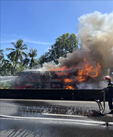 Chiếc xe khách cháy dữ dội trên đèo Gành Đỏ, thị xã Sông Cầu, Phú Yên. Ảnh: TTXVN phát
