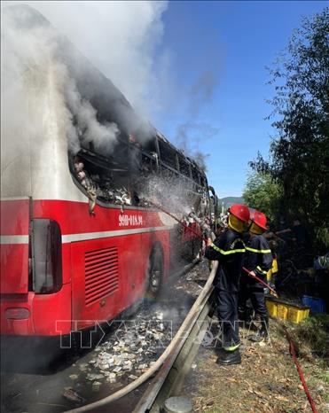 Lực lượng Phòng cháy chữa cháy nỗ lực dập lửa trên chiếc xe biển kiểm sát 99B 018.94. Ảnh: TTXVN phát