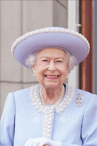 Trong ảnh: Nữ hoàng Anh Elizabeth II vẫy chào đoàn diễu hành của quân đội Hoàng gia trong đại lễ Bạch Kim kỷ niệm 70 năm trị vì, từ ban công Điện Buckingham ở London, ngày 2/6/2022. Ảnh: AFP/TTXVN