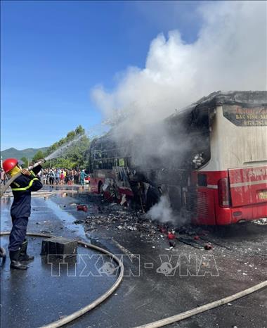 Lực lượng Phòng cháy chữa cháy nỗ lực dập lửa trên chiếc xe biển kiểm sát 99B 018.94. Ảnh: TTXVN phát