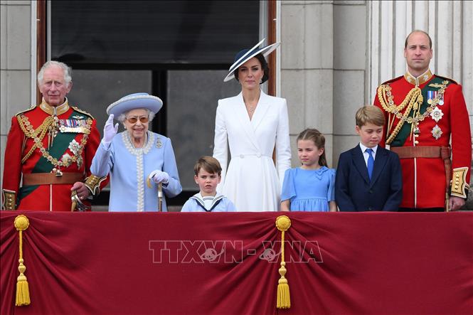 Trong ảnh: Thái tử Anh Charles (trái), Nữ hoàng Anh Elizabeth II (thứ 2, trái) cùng các thành viên Hoàng gia theo dõi lễ diễu hành của quân đội Hoàng gia trong đại lễ Bạch Kim kỷ niệm 70 năm trị vì của Nữ hoàng, từ ban công Điện Buckingham ở London, ngày 2/6/2022. Ảnh: AFP/TTXVN