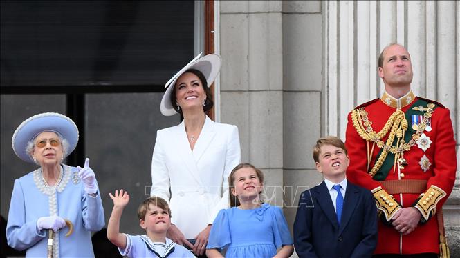 Trong ảnh: Nữ hoàng Anh Elizabeth II (trái) cùng các thành viên Hoàng gia theo dõi màn biểu diễn của biên đội tiêm kích xếp thành số 70 trên bầu trời trong đại lễ Bạch Kim kỷ niệm 70 năm trị vì của Nữ hoàng, từ ban công Điện Buckingham ở London, ngày 2/6/2022. Ảnh: AFP/TTXVN