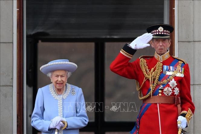 Trong ảnh: Nữ hoàng Anh Elizabeth II (trái) theo dõi lễ diễu hành của quân đội Hoàng gia trong đại lễ Bạch Kim kỷ niệm 70 năm trị vì của Nữ hoàng, từ ban công Điện Buckingham ở London, ngày 2/6/2022. Ảnh: AFP/TTXVN
