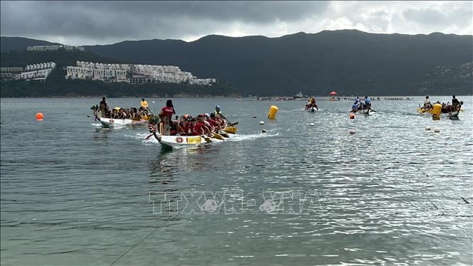 Trong ảnh: Các đội tham gia chèo thuyền rồng tại bãi biển Stanley (Hong Kong). Ảnh: Mạc Luyện - PV TTXVN tại Hong Kong