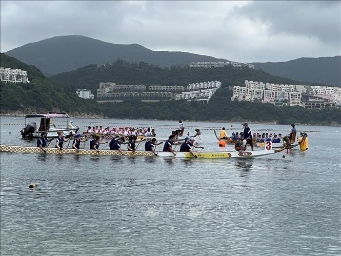 Trong ảnh: Các đội tham gia chèo thuyền rồng tại bãi biển Stanley (Hong Kong). Ảnh: Mạc Luyện - PV TTXVN tại Hong Kong