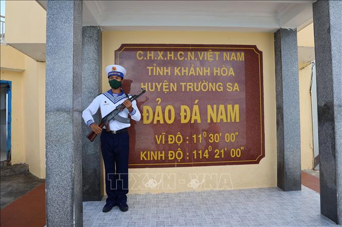 Trong ảnh: Chiến sỹ hải quân canh gác cột mốc chủ quyền trên đảo Đá Nam. Ảnh: Diệp Trương - TTXVN 