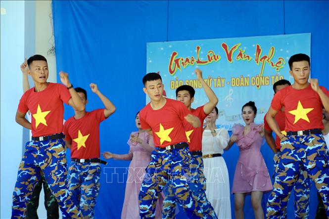 Trong ảnh: Các chiến sỹ đảo Song Tử Tây giao lưu văn nghệ với Đoàn công tác đến thăm và làm việc với Trường Sa và Nhà giàn DK1. Ảnh: Diệp Trương - TTXVN