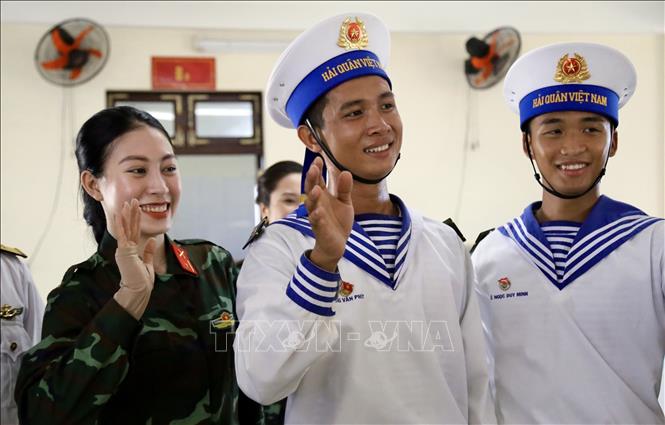 Trong ảnh: Các chiến sỹ Trường Sa giao lưu văn nghệ với Đoàn công tác đến thăm và làm việc với Trường Sa và Nhà giàn DK1. Ảnh: Diệp Trương - TTXVN