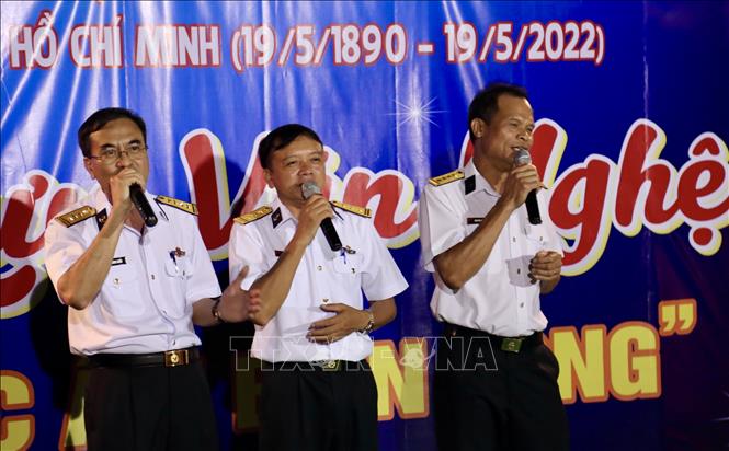 Trong ảnh: Các cán bộ, chiến sỹ Trường Sa giao lưu văn nghệ với Đoàn công tác đến thăm và làm việc với Trường Sa và Nhà giàn DK1. Ảnh: Diệp Trương - TTXVN
