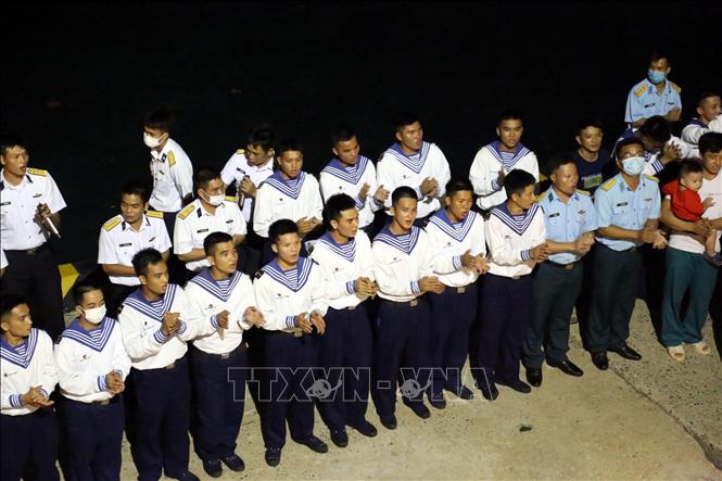 Trong ảnh: Các chiến sỹ đảo Trường Sa chia tay Đoàn công tác đến thăm và làm việc với Trường Sa và Nhà giàn DK1. Ảnh: Diệp Trương - TTXVN