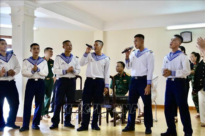 Trong ảnh: Các chiến sỹ Trường Sa giao lưu văn nghệ với Đoàn công tác đến thăm và làm việc với Trường Sa và Nhà giàn DK1. Ảnh: Diệp Trương - TTXVN