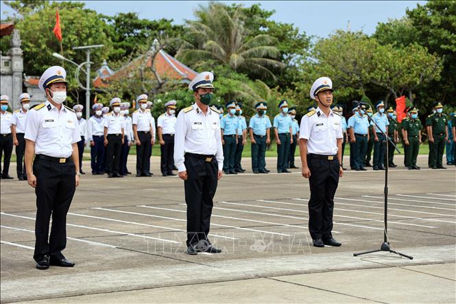 Trong ảnh: Đoàn công tác cùng các cán bộ, chiến sỹ làm Lễ chào cờ tại đảo Trường Sa. Ảnh: Diệp Trương - TTXVN 