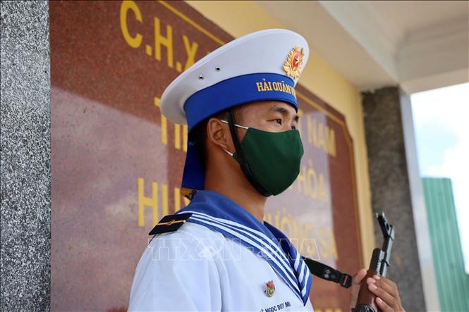Trong ảnh: Chiến sỹ hải quân canh gác cột mốc chủ quyền trên đảo Đá Nam. Ảnh: Diệp Trương - TTXVN 