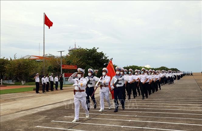 Trong ảnh: Đoàn công tác cùng các cán bộ, chiến sỹ làm Lễ chào cờ tại đảo Trường Sa. Ảnh: Diệp Trương - TTXVN 
