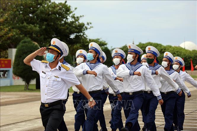 Trong ảnh: Các cán bộ, chiến sỹ làm Lễ chào cờ tại đảo Trường Sa. Ảnh: Diệp Trương - TTXVN 