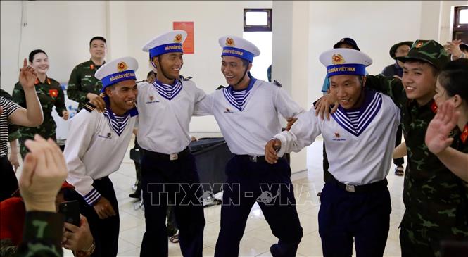 Trong ảnh: Các chiến sỹ Trường Sa giao lưu văn nghệ với Đoàn công tác đến thăm và làm việc với Trường Sa và Nhà giàn DK1. Ảnh: Diệp Trương - TTXVN