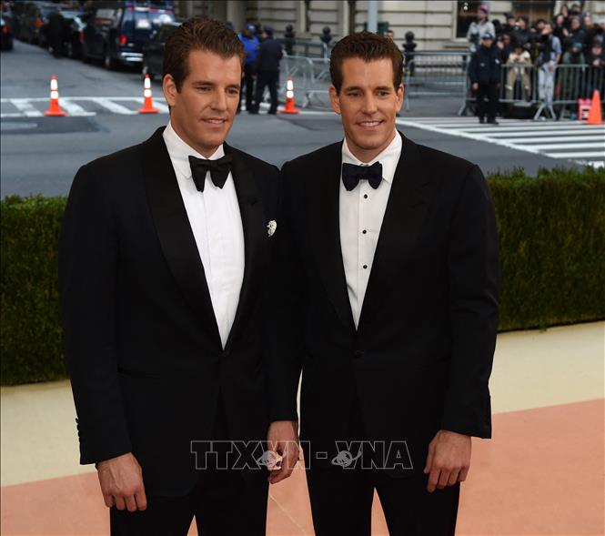 Trong ảnh (tư liệu): Anh em tỷ phú Cameron và Tyler Winklevoss dự một sự kiện thời trang ở New York Mỹ, ngày 2/5/2016. Ảnh: AFP/TTXVN