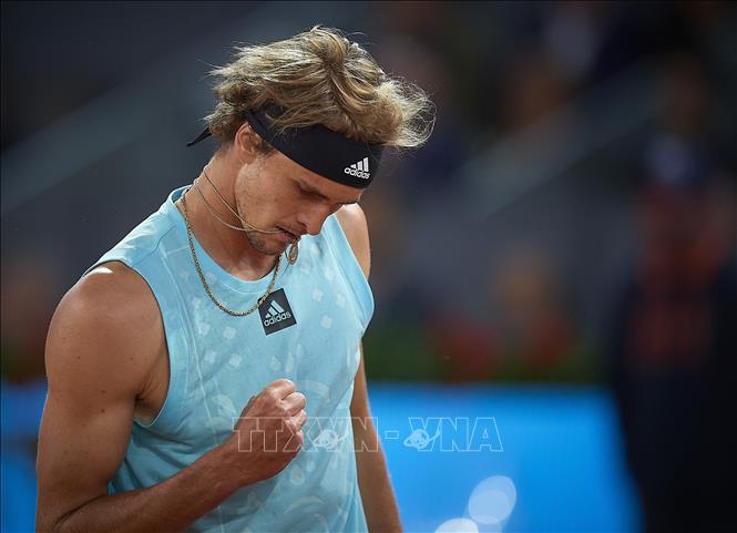 Trong ảnh: Tay vợt người Đức Alexander Zverev trong trận đấu gặp tay vợt Stefanos Tsitsipas của Hy Lạp tại Giải quần vợt Madrid mở rộng, ở Tây Ban Nha, ngày 7/5/2022. Ảnh: THX/TTXVN