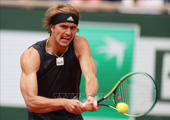 Trong ảnh: Tay vợt người Đức Alexander Zverev trong trận đấu gặp tay vợt Sebastian Baez của Argentina tại Giải quần vợt Pháp mở rộng, ở Roland Garros, Paris, ngày 25/5/2022. Ảnh: THX/TTXVN