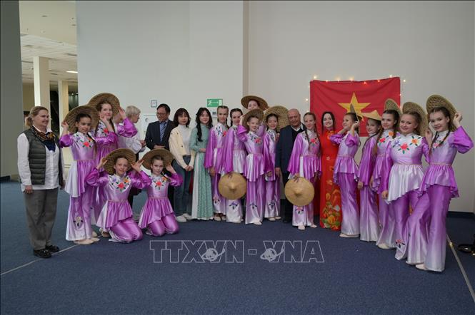 Các diễn viên tham gia biểu diễn tại festival. Ảnh: TTXVN phát